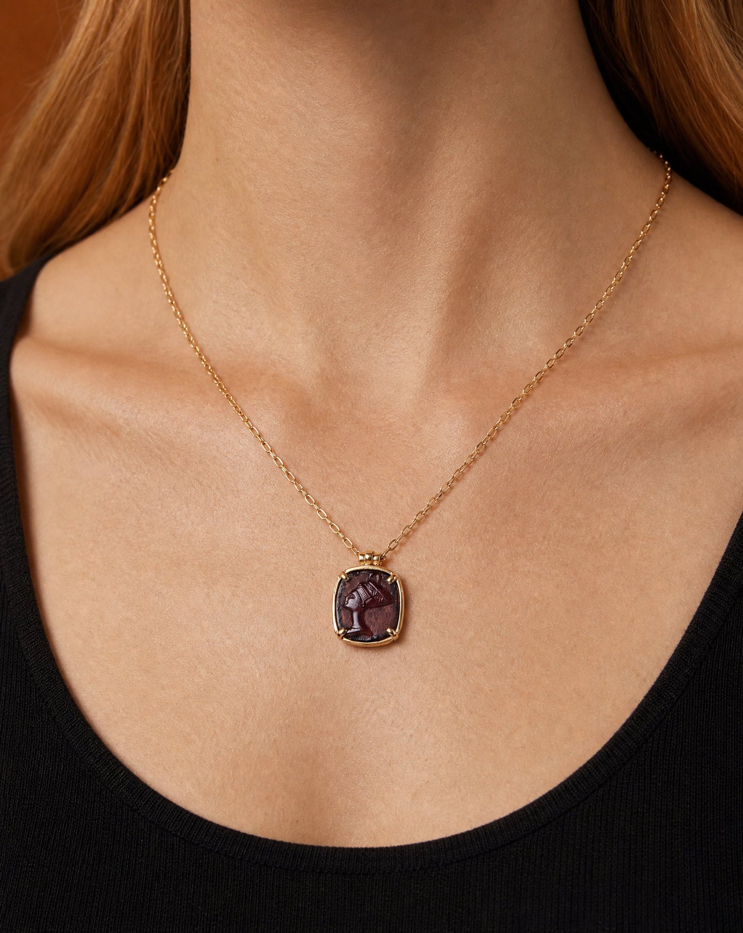 Nefertiti Agate Gold Pendant Necklace close-up at the collarbone – Golden Horn Jewellery