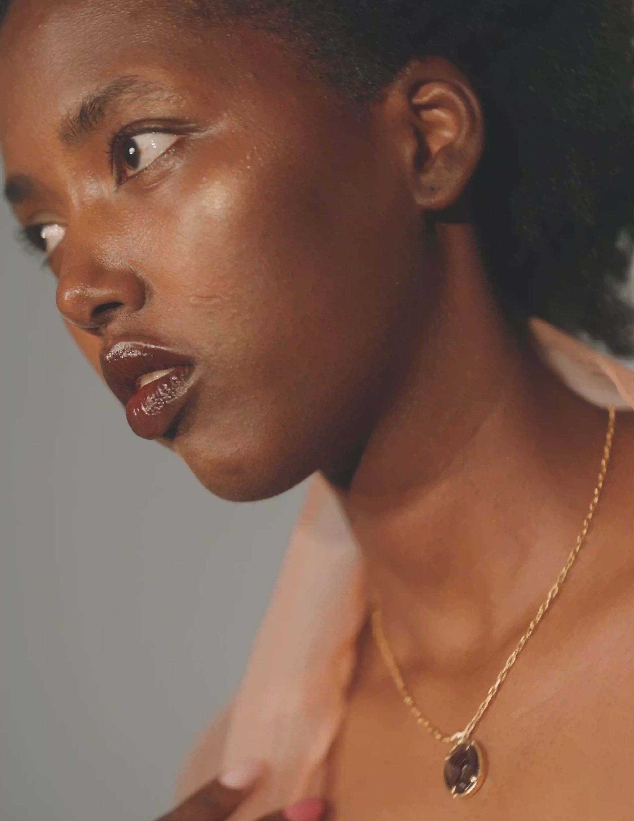 Nefertiti Agate Gold Pendant Necklace